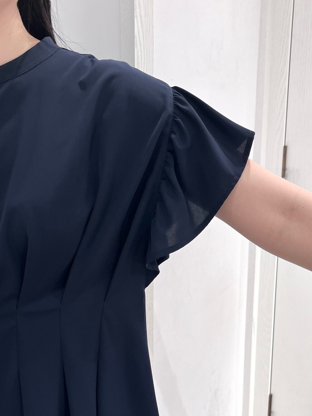 ブルー系のシャツ/ブラウス、ベージュ系のその他パンツを着用したレディースの夏コーディネートの7枚目の写真