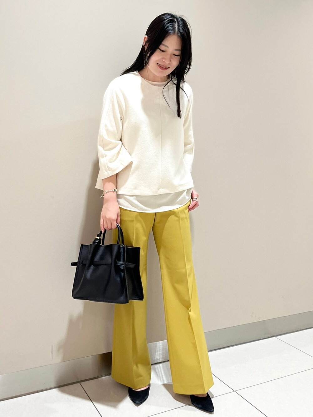 ホワイト系のTシャツ/カットソー、ホワイト系のシャツ/ブラウス、イエロー系のスラックスを着用したレディースの秋コーディネートの2枚目の写真