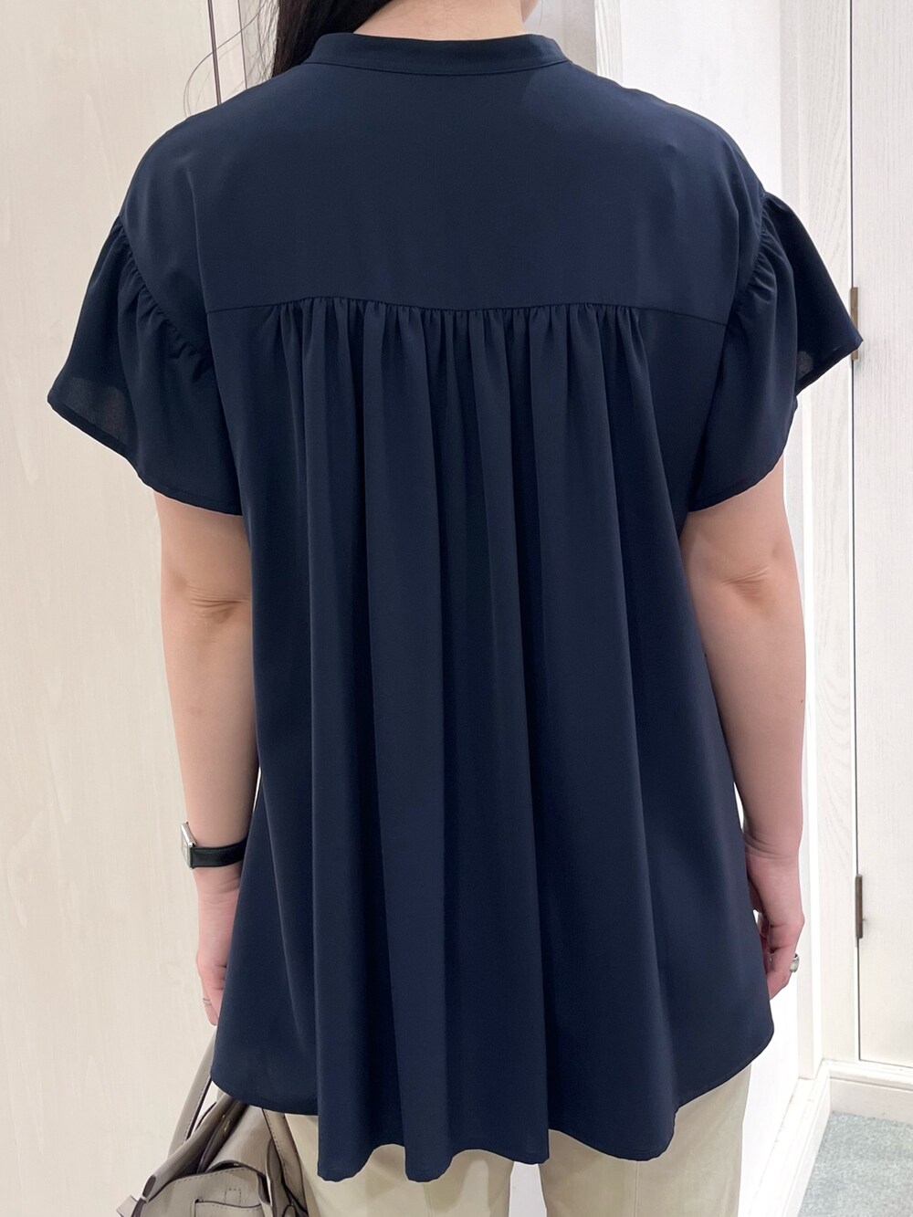 ブルー系のシャツ/ブラウス、ベージュ系のその他パンツを着用したレディースの夏コーディネートの8枚目の写真