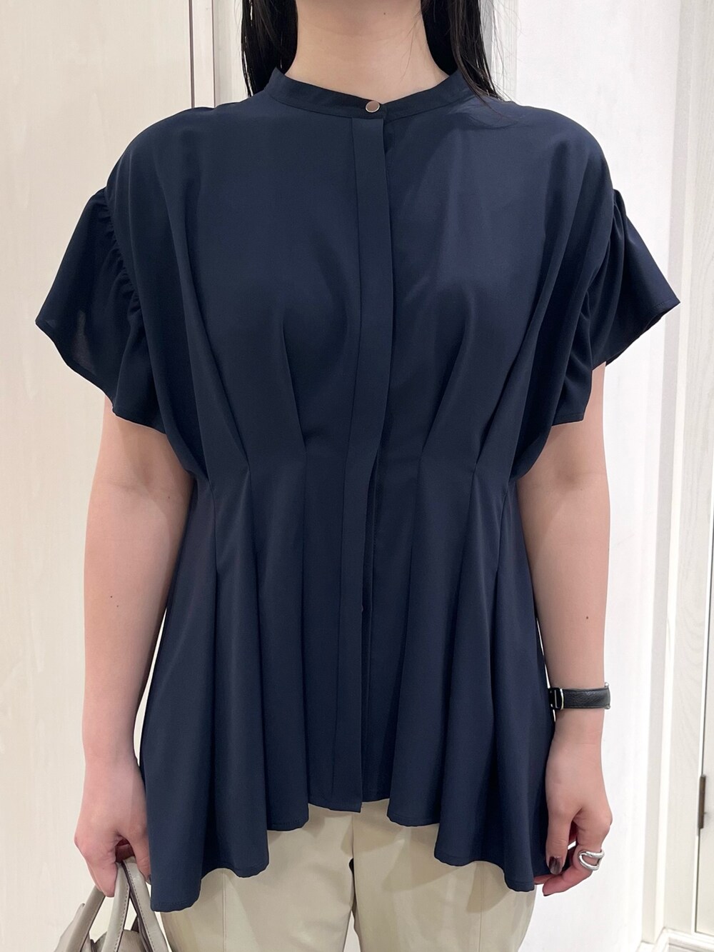 ブルー系のシャツ/ブラウス、ベージュ系のその他パンツを着用したレディースの夏コーディネートの6枚目の写真