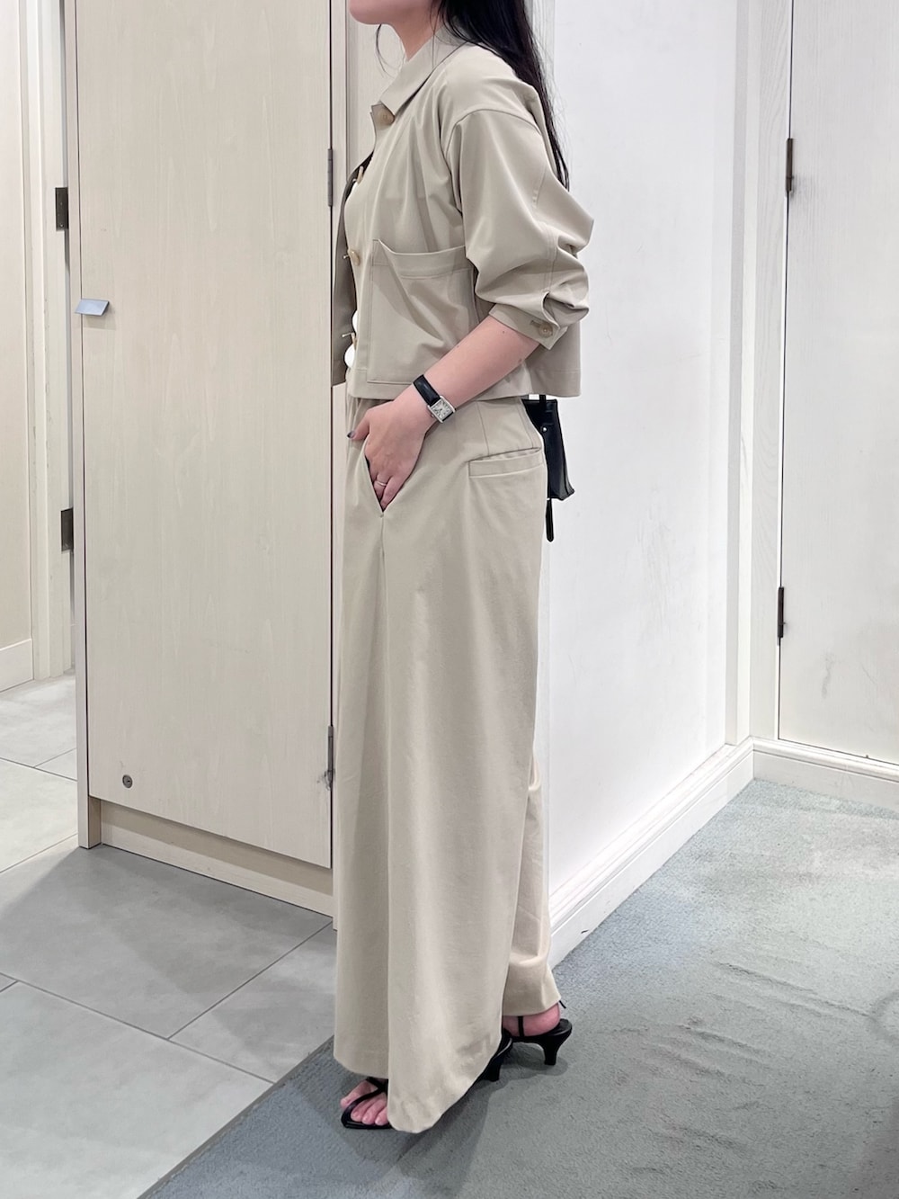 ベージュ系のブルゾン、ベージュ系のその他パンツ、ホワイト系のタンクトップを着用したレディースの春コーディネートの3枚目の写真