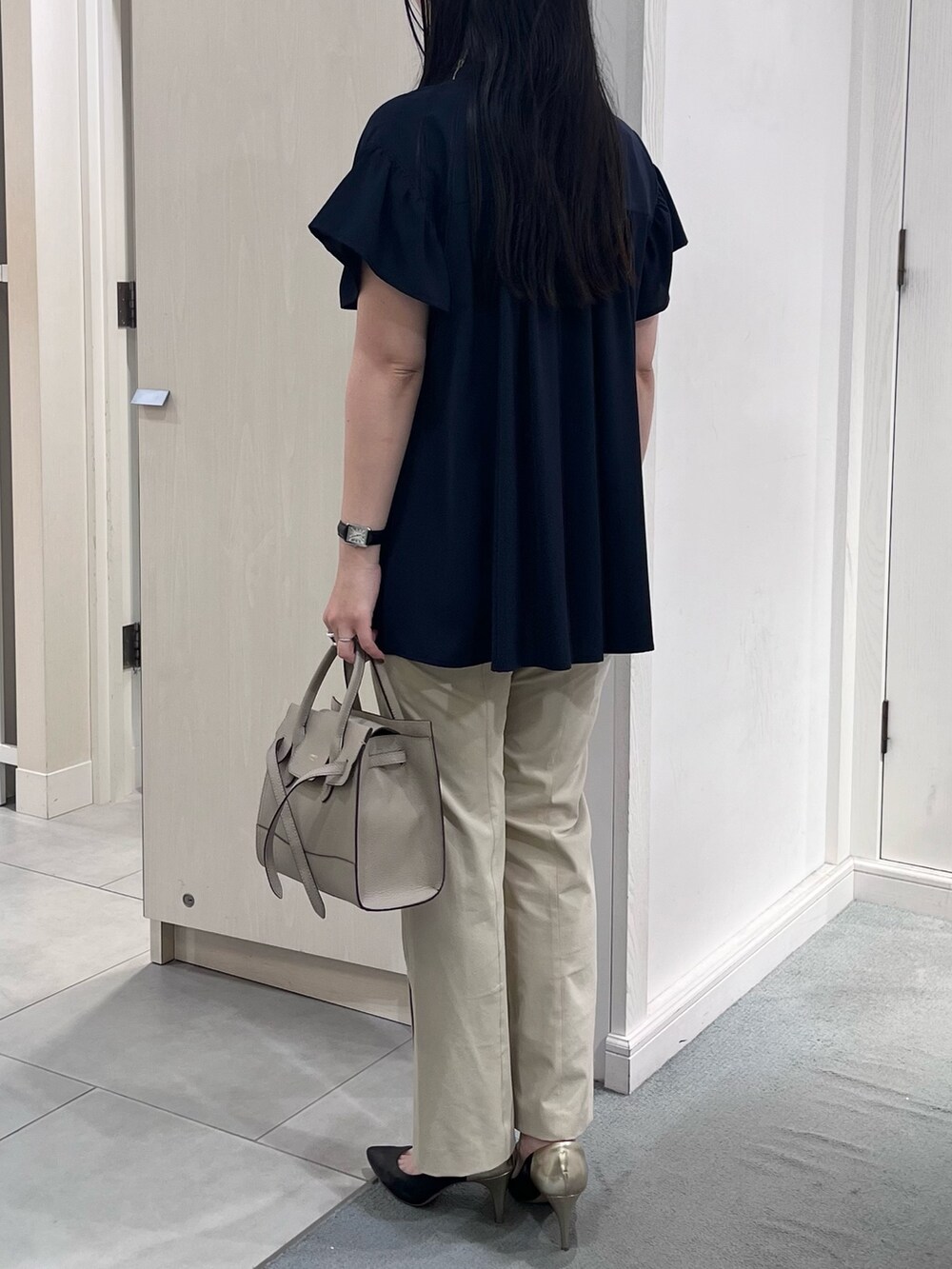 ブルー系のシャツ/ブラウス、ベージュ系のその他パンツを着用したレディースの夏コーディネートの4枚目の写真