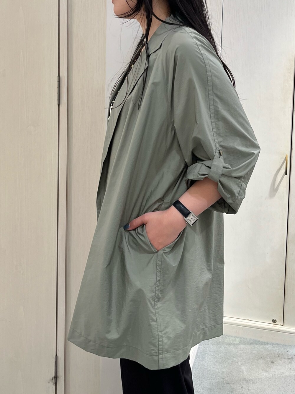 ホワイト系のタンクトップ、グリーン系のシャツ/ブラウス、ブラック系のその他パンツを着用したレディースの春コーディネートの5枚目の写真