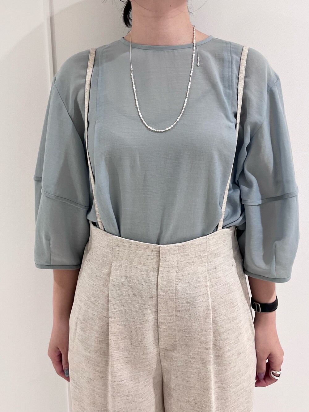 グリーン系のシャツ/ブラウス、ベージュ系のその他パンツ、ホワイト系のネックレスを着用したレディースの夏コーディネートの3枚目の写真