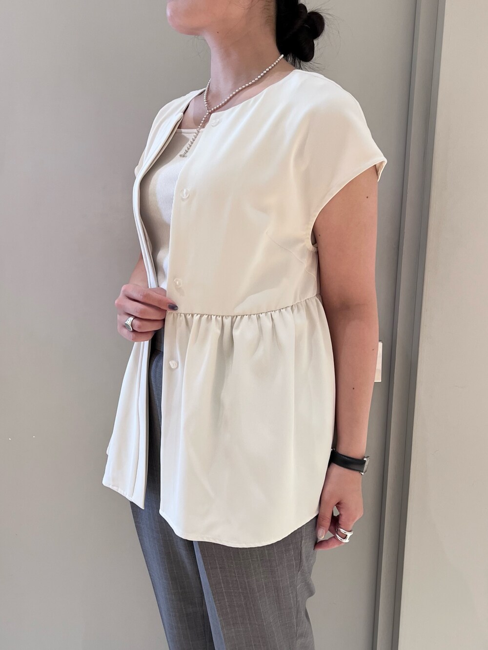 ホワイト系のシャツ/ブラウス、その他のスラックス、ホワイト系のタンクトップを着用したレディースの秋コーディネートの6枚目の写真