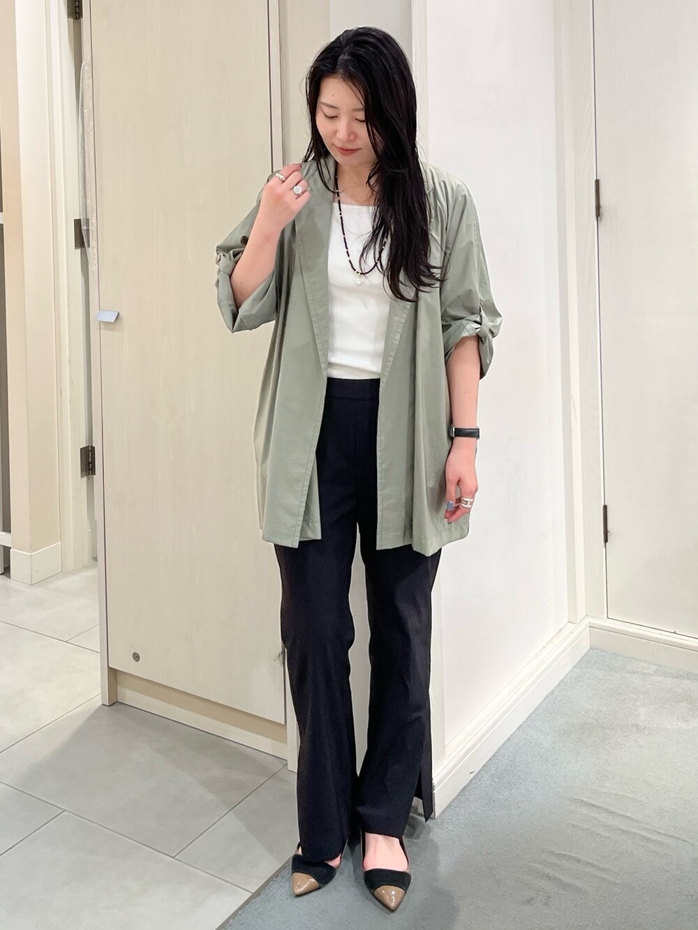 ホワイト系のタンクトップ、グリーン系のシャツ/ブラウス、ブラック系のその他パンツを着用したレディースの春コーディネートの3枚目の写真