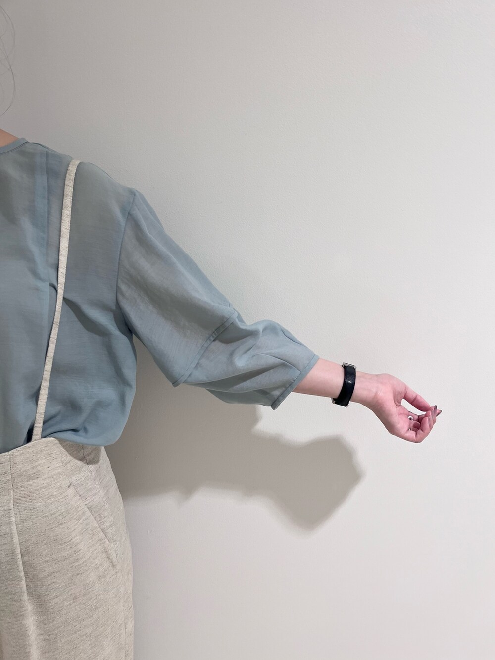 グリーン系のシャツ/ブラウス、ベージュ系のその他パンツ、ホワイト系のネックレスを着用したレディースの夏コーディネートの4枚目の写真