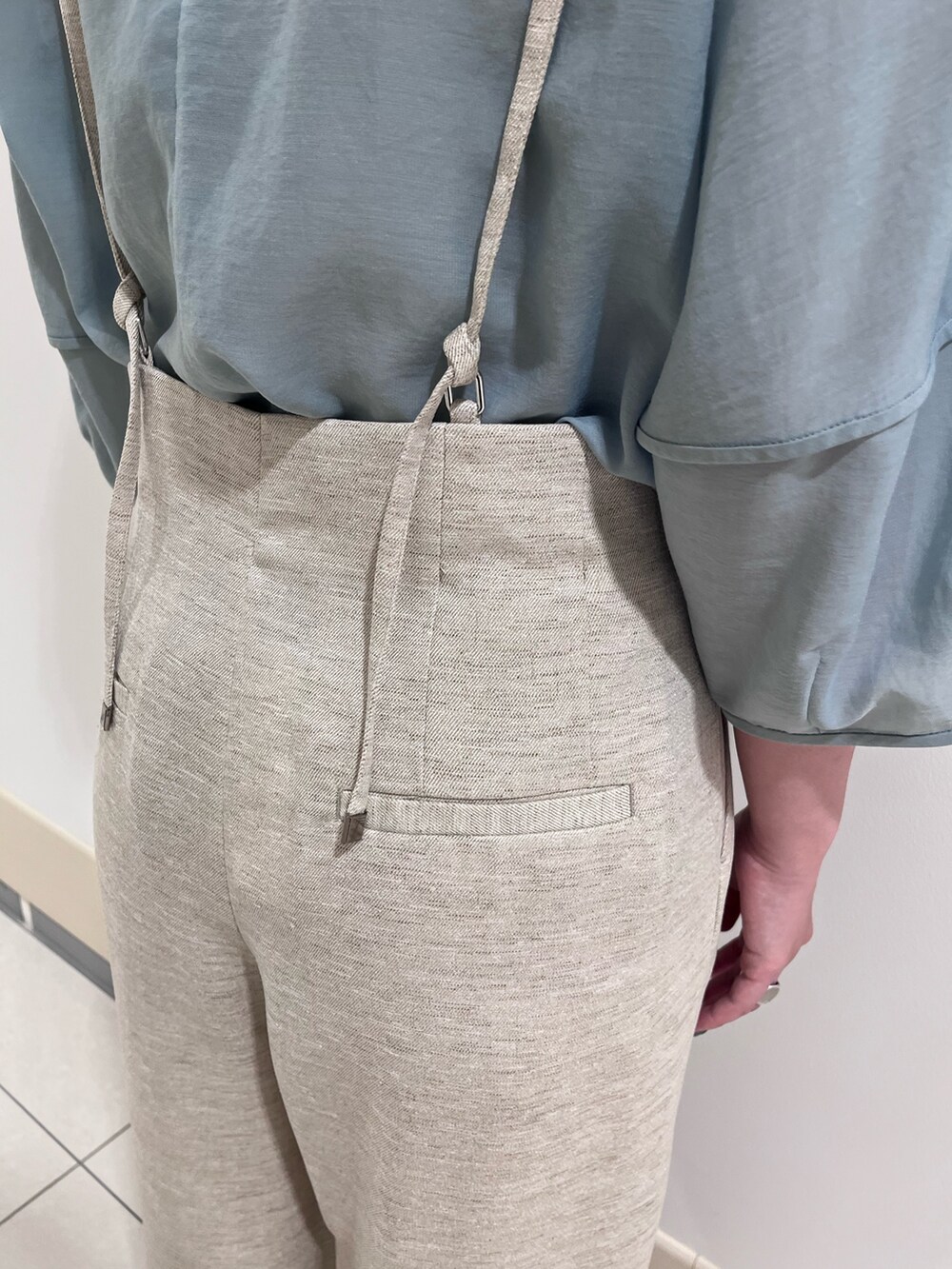 グリーン系のシャツ/ブラウス、ベージュ系のその他パンツ、ホワイト系のネックレスを着用したレディースの夏コーディネートの7枚目の写真