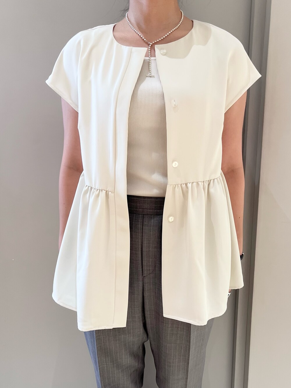 ホワイト系のシャツ/ブラウス、その他のスラックス、ホワイト系のタンクトップを着用したレディースの秋コーディネートの5枚目の写真