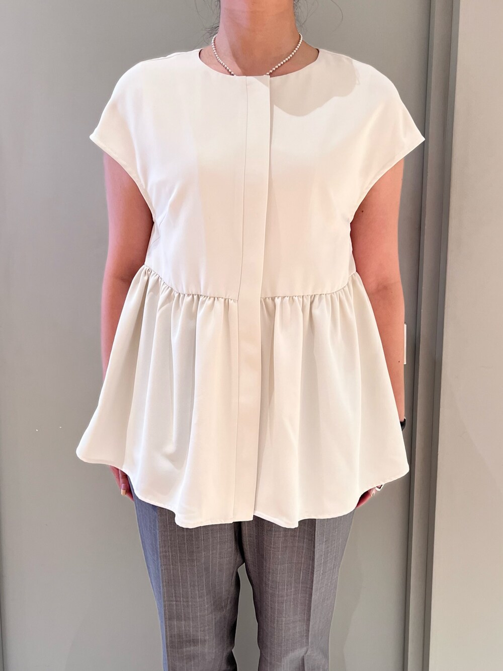 ホワイト系のシャツ/ブラウス、その他のスラックス、ホワイト系のタンクトップを着用したレディースの秋コーディネートの7枚目の写真