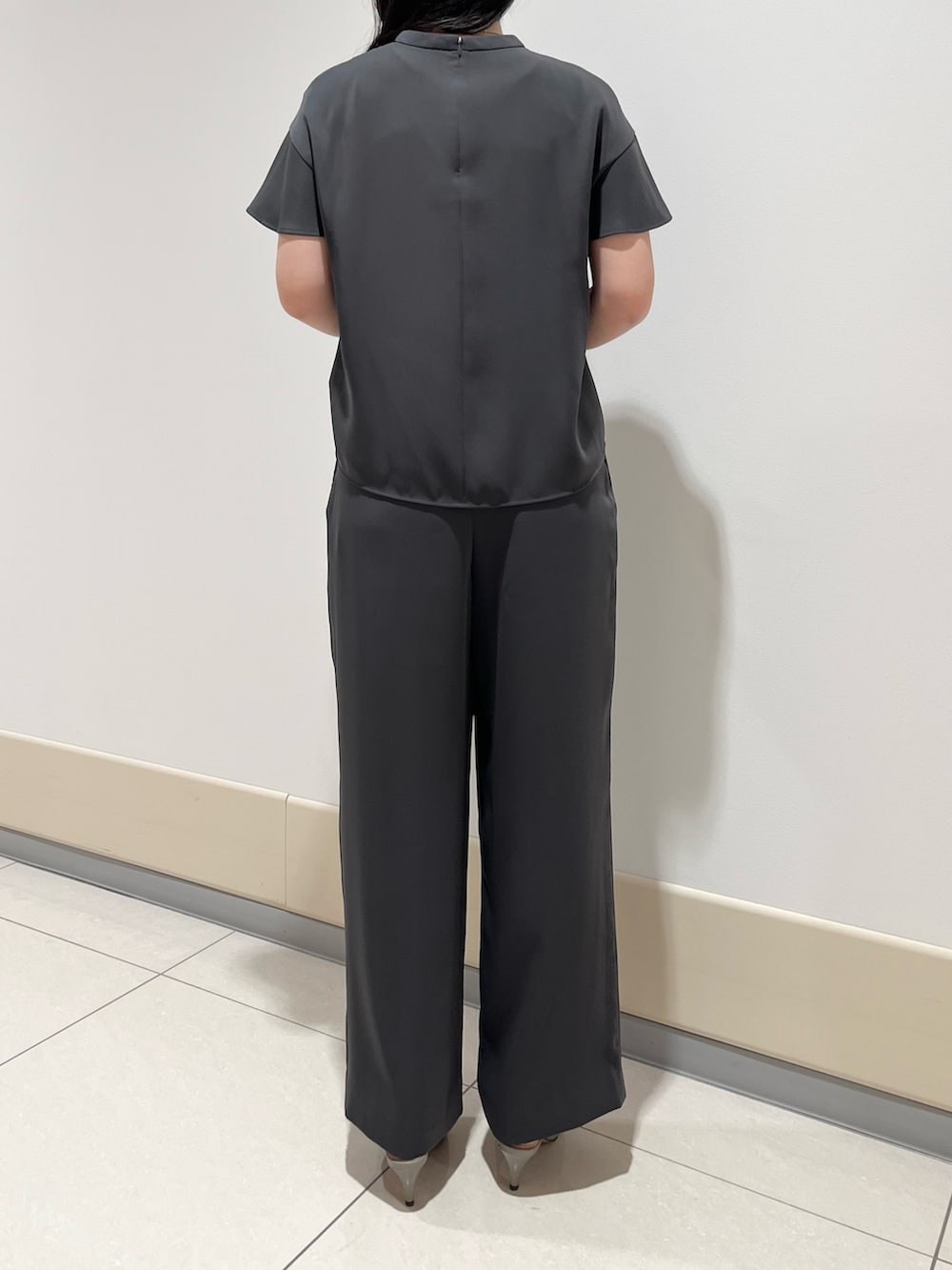 グレー系のシャツ/ブラウス、グレー系のスラックス、ブラック系のショルダーバッグを着用したレディースの春コーディネートの9枚目の写真