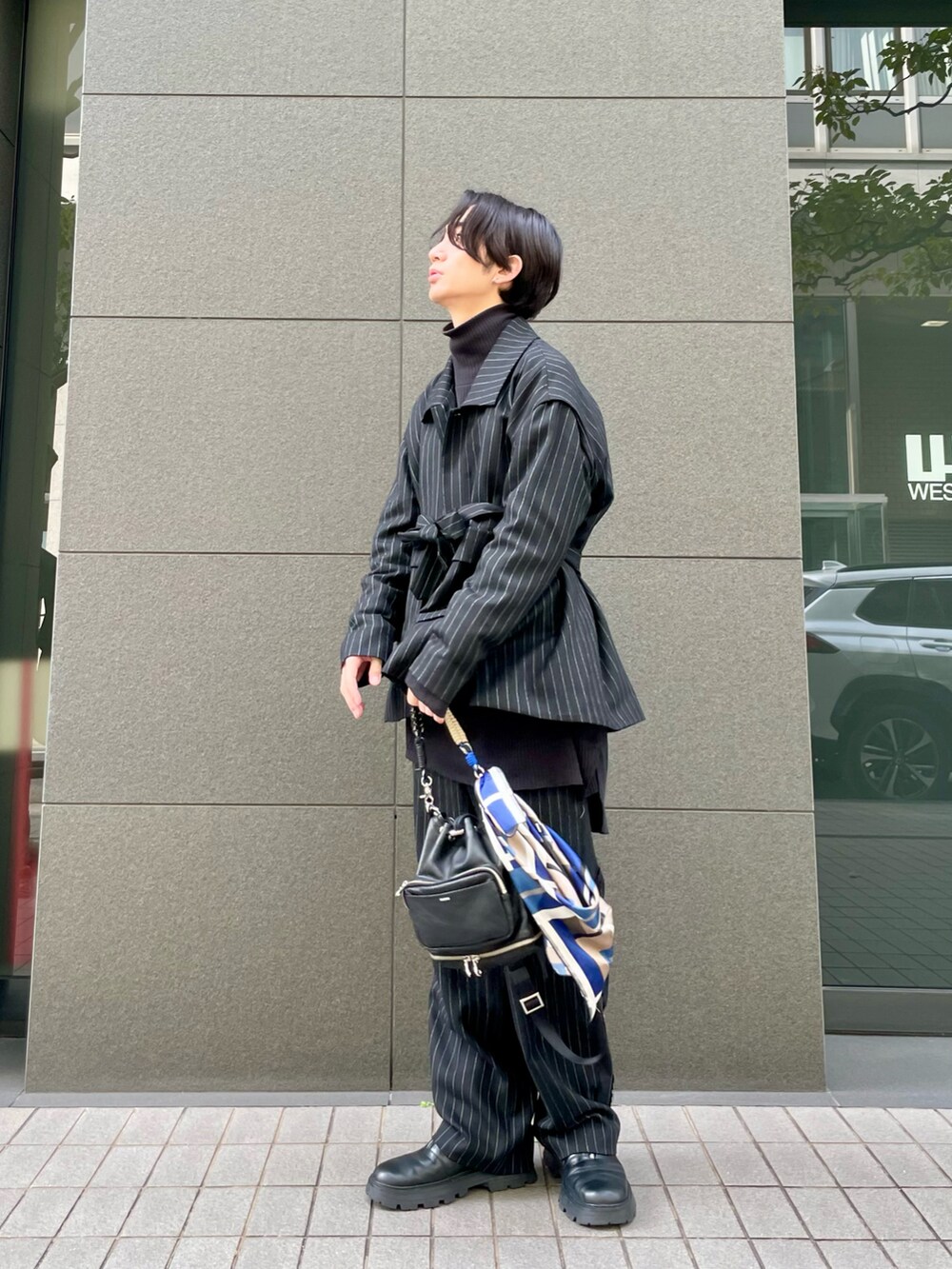 ブラック系のジャケット/アウター、ブラック系のパンツ、ブラック系のバッグを着用したメンズの冬コーディネートの2枚目の写真