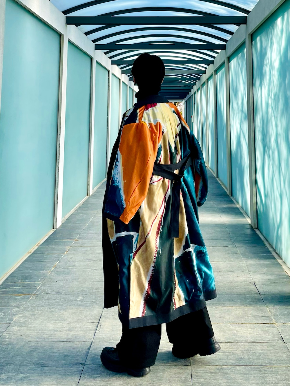 「最近のいい感じコーデ、タートルネック、AMERI、amerivintage、コート、秋冬コーデ、cornelian taurus」｜「AmeriのMY DEAR REVERSIBLE TRENCH COAT（トレンチコート、ブラック系）」を使った、桜井 雅斗(吉本新喜劇/FM大阪DJ)さん（メンズ・175cm）の秋コーディネートの2枚目の写真