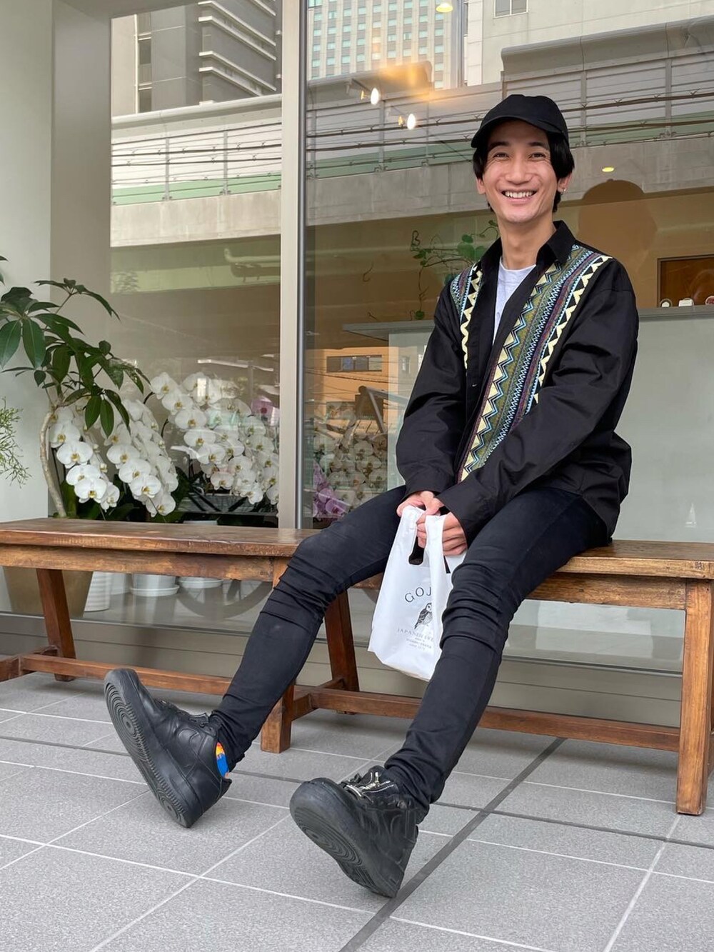 ブラック系のデニムパンツ、ブラック系のスニーカー、ブラック系のシャツ/ブラウスを着用したメンズの夏コーディネートの2枚目の写真