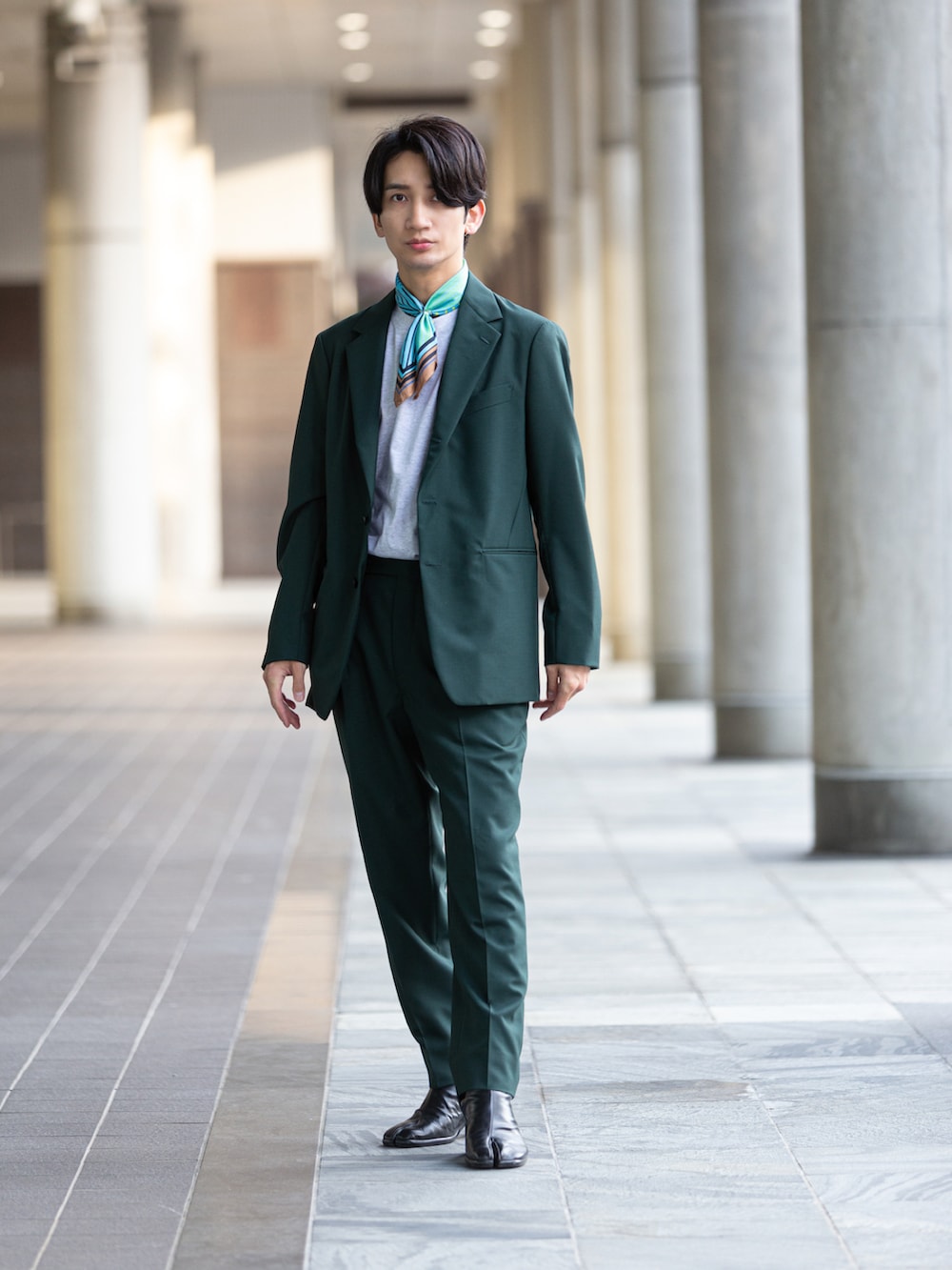 「シンプルコーデ、大人カジュアル、グリーン、緑、セットアップ、ジャケット、スカーフ、Hanes、Maison Margiela、nano・universe」｜「Maison MargielaのMaison Margiela タビアンクルシューズ（ブーツ、ブラック系）」を使った、桜井 雅斗(吉本新喜劇/FM大阪DJ)さん（メンズ・175cm）の夏コーディネートの2枚目の写真