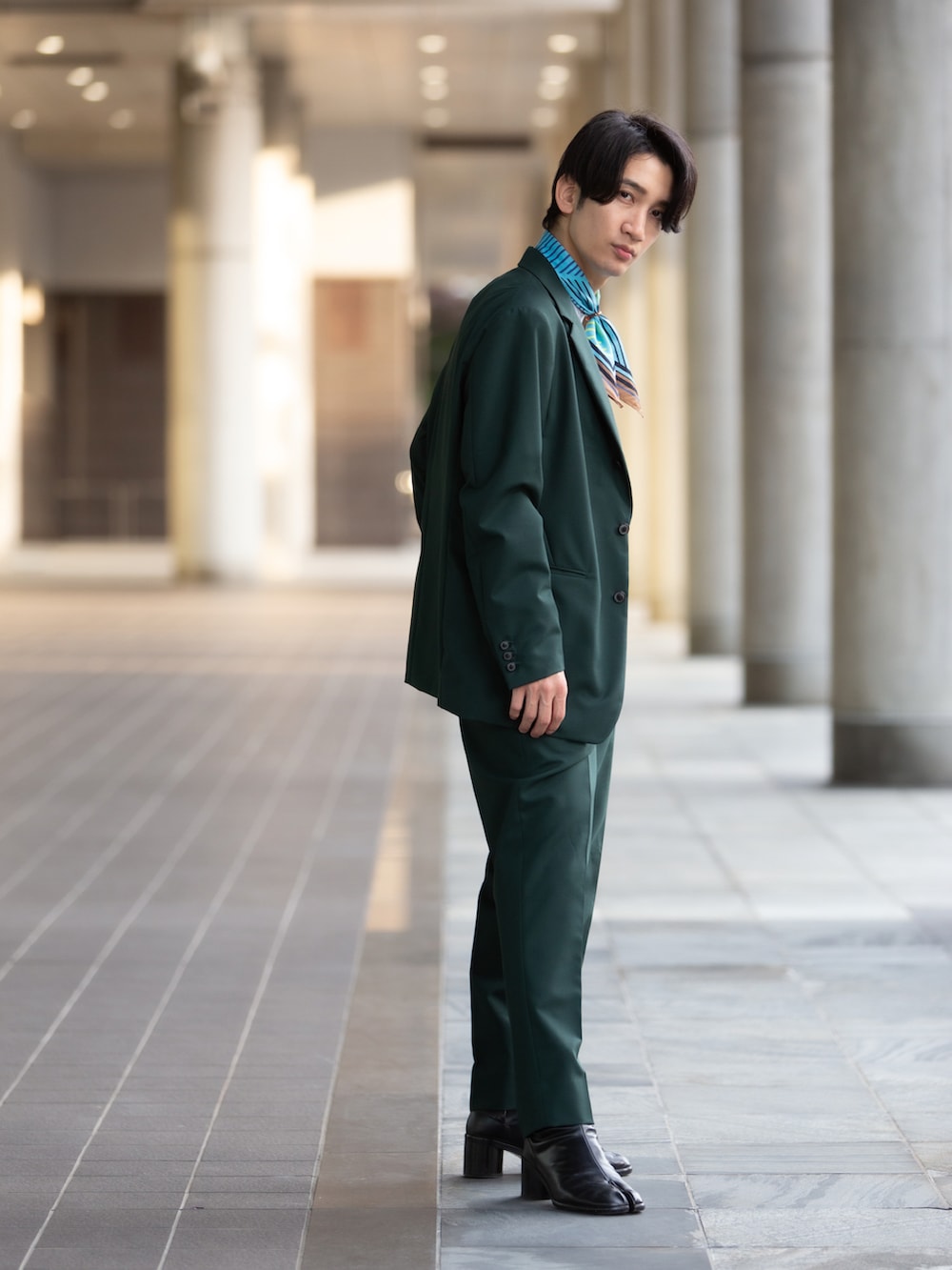 「シンプルコーデ、大人カジュアル、グリーン、緑、セットアップ、ジャケット、スカーフ、Hanes、Maison Margiela、nano・universe」｜「Maison MargielaのMaison Margiela タビアンクルシューズ（ブーツ、ブラック系）」を使った、桜井 雅斗(吉本新喜劇/FM大阪DJ)さん（メンズ・175cm）の夏コーディネートの4枚目の写真