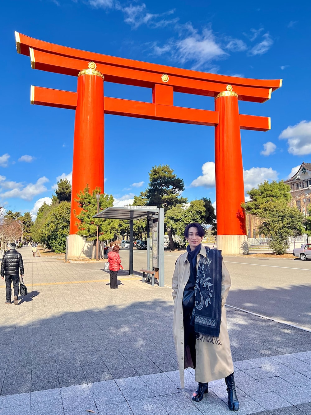 ベージュ系のジャケット/アウター、ブラック系のブーツを着用したメンズの冬コーディネートの2枚目の写真