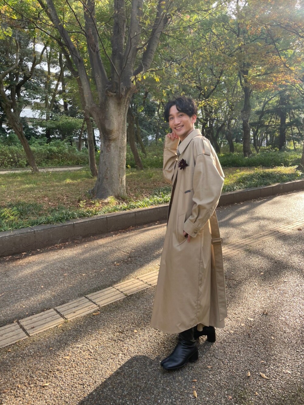 ベージュ系のジャケット/アウター、ブラック系のブーツを着用したメンズの冬コーディネートの3枚目の写真