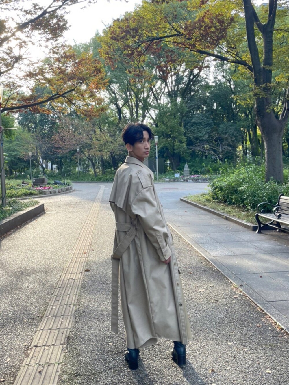 ベージュ系のジャケット/アウター、ブラック系のブーツを着用したメンズの冬コーディネートの2枚目の写真