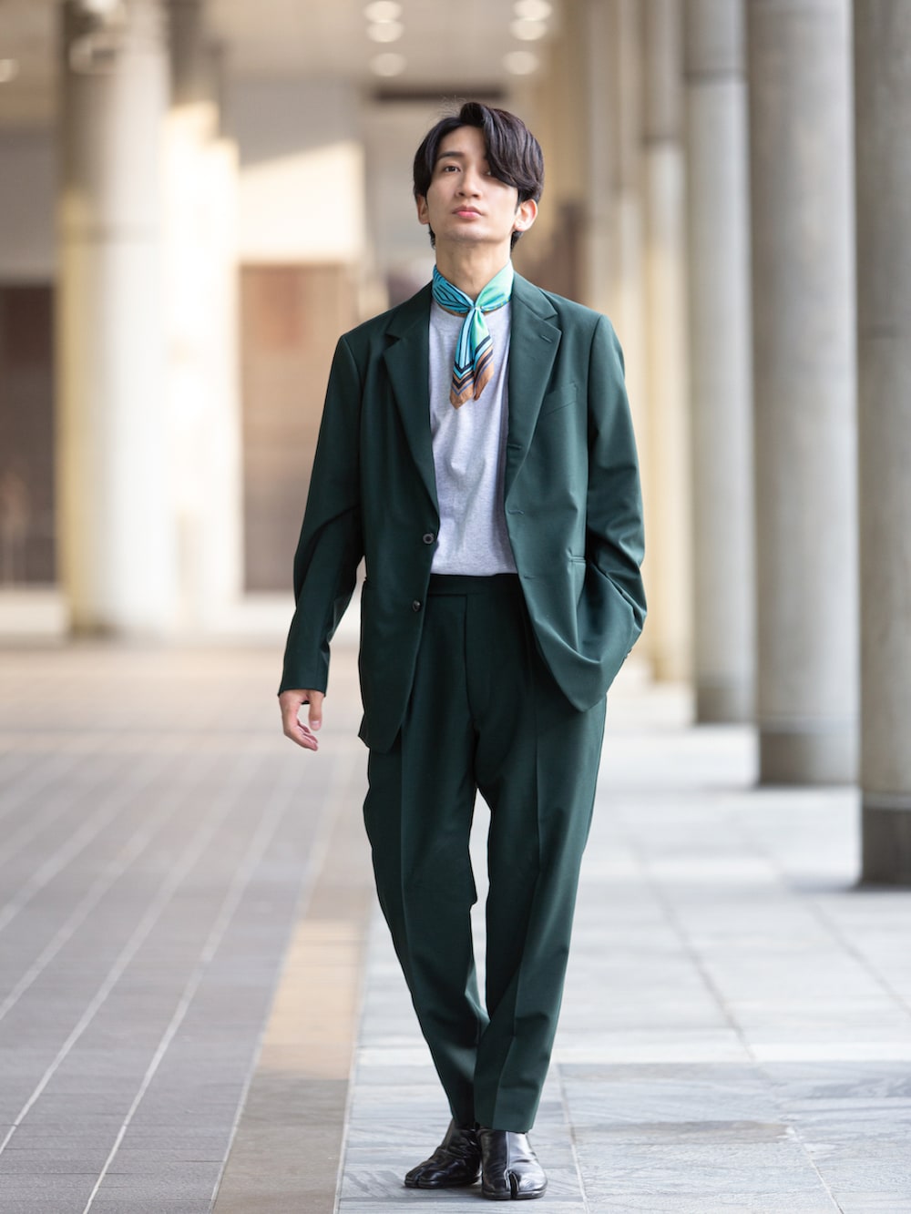 「シンプルコーデ、大人カジュアル、グリーン、緑、セットアップ、ジャケット、スカーフ、Hanes、Maison Margiela、nano・universe」｜「Maison MargielaのMaison Margiela タビアンクルシューズ（ブーツ、ブラック系）」を使った、桜井 雅斗(吉本新喜劇/FM大阪DJ)さん（メンズ・175cm）の夏コーディネートの3枚目の写真