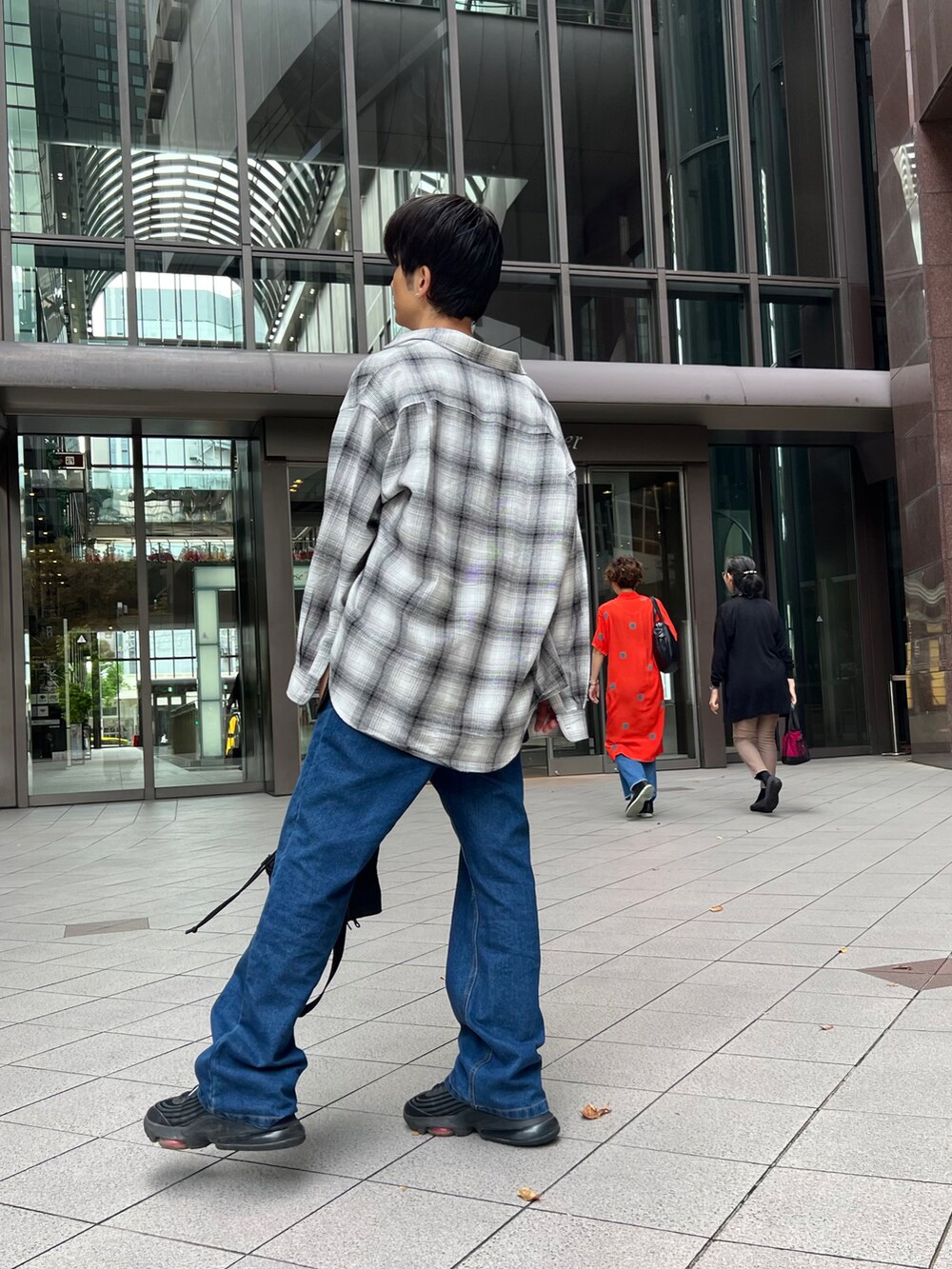 ブラック系のバッグを着用したメンズの秋コーディネートの2枚目の写真