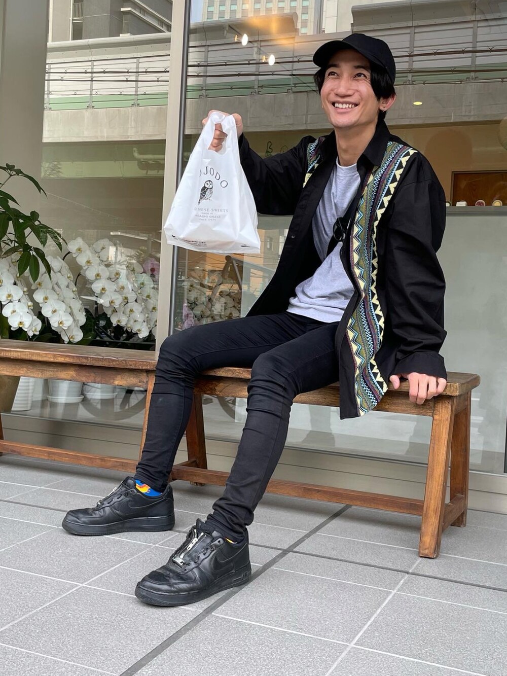 ブラック系のデニムパンツ、ブラック系のスニーカー、ブラック系のシャツ/ブラウスを着用したメンズの夏コーディネートの4枚目の写真