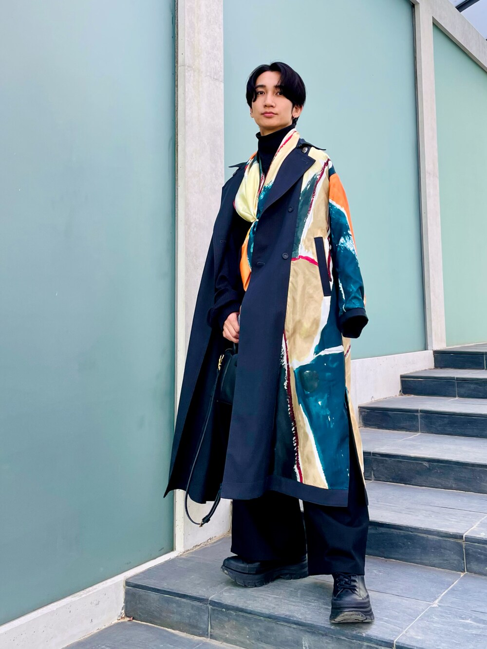 「最近のいい感じコーデ、タートルネック、AMERI、amerivintage、コート、秋冬コーデ、cornelian taurus」｜「AmeriのMY DEAR REVERSIBLE TRENCH COAT（トレンチコート、ブラック系）」を使った、桜井 雅斗(吉本新喜劇/FM大阪DJ)さん（メンズ・175cm）の秋コーディネートの3枚目の写真