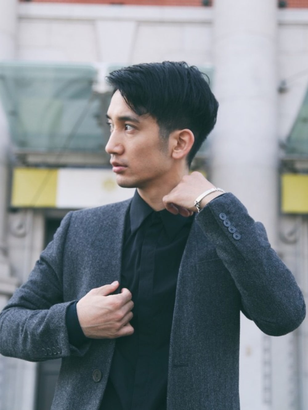 グレー系のノーカラーコート、ブラック系のシャツ/ブラウスを着用したメンズの冬コーディネートの2枚目の写真