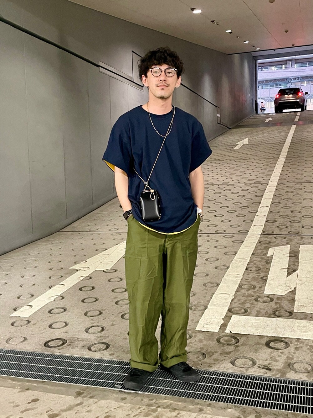 イエロー系のTシャツ/カットソー、グリーン系のカーゴパンツを着用したメンズの春コーディネートの2枚目の写真