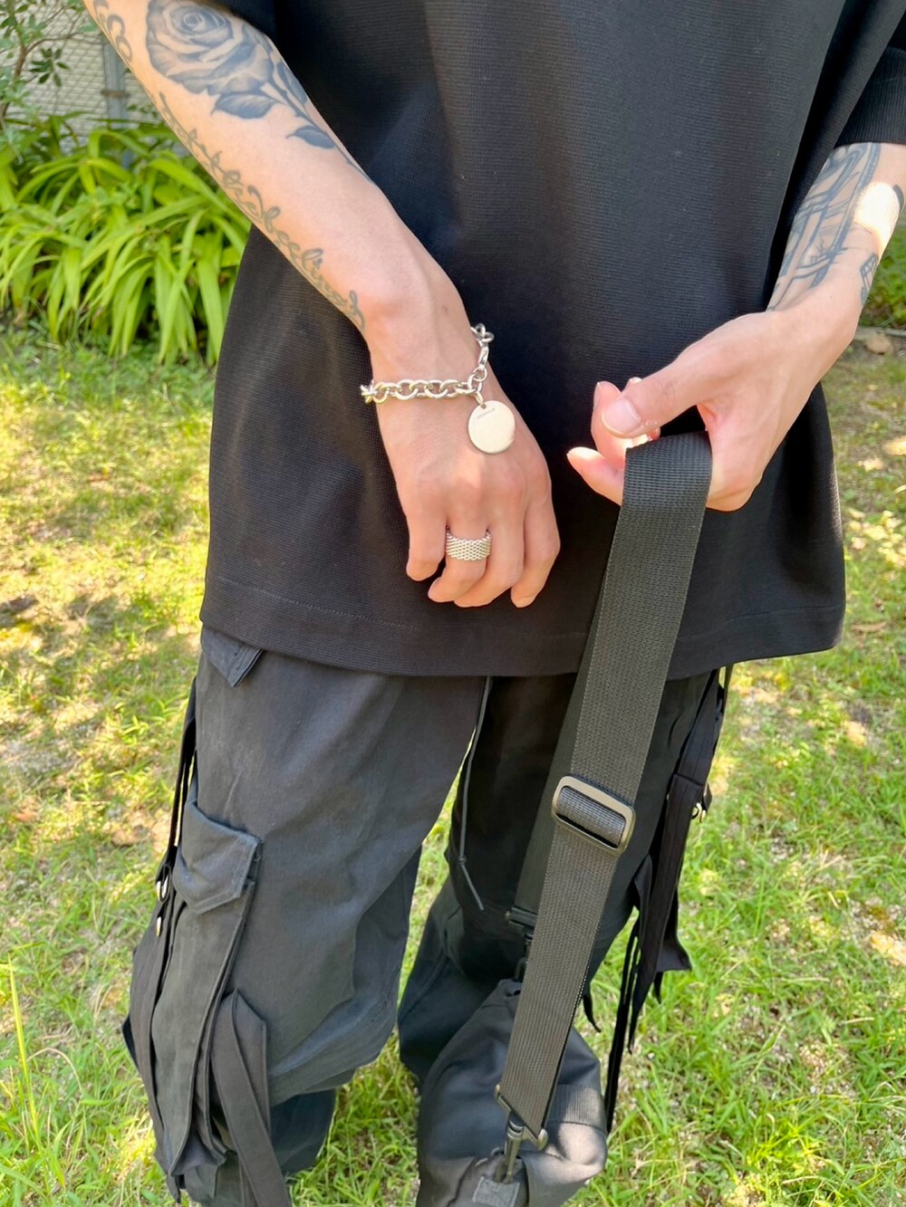 ブラック系のその他パンツ、ブラック系のTシャツ/カットソー、ブラック系のメガネを着用したメンズの秋コーディネートの2枚目の写真