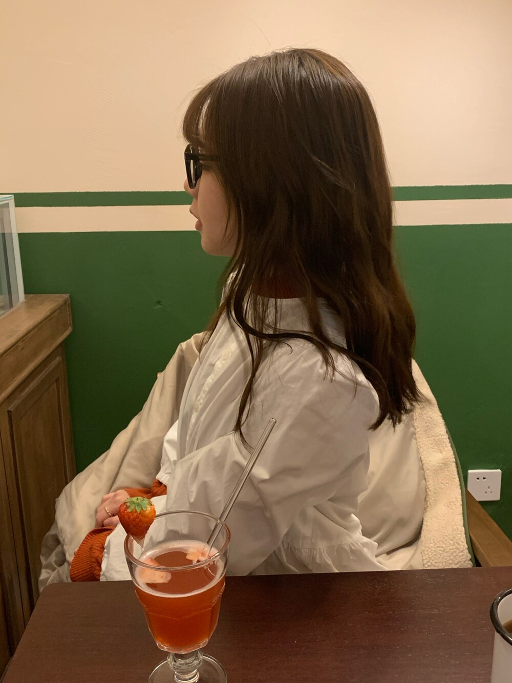 ホワイト系のワンピース、オレンジ系のニット/セーターを着用したレディースの冬コーディネートの3枚目の写真