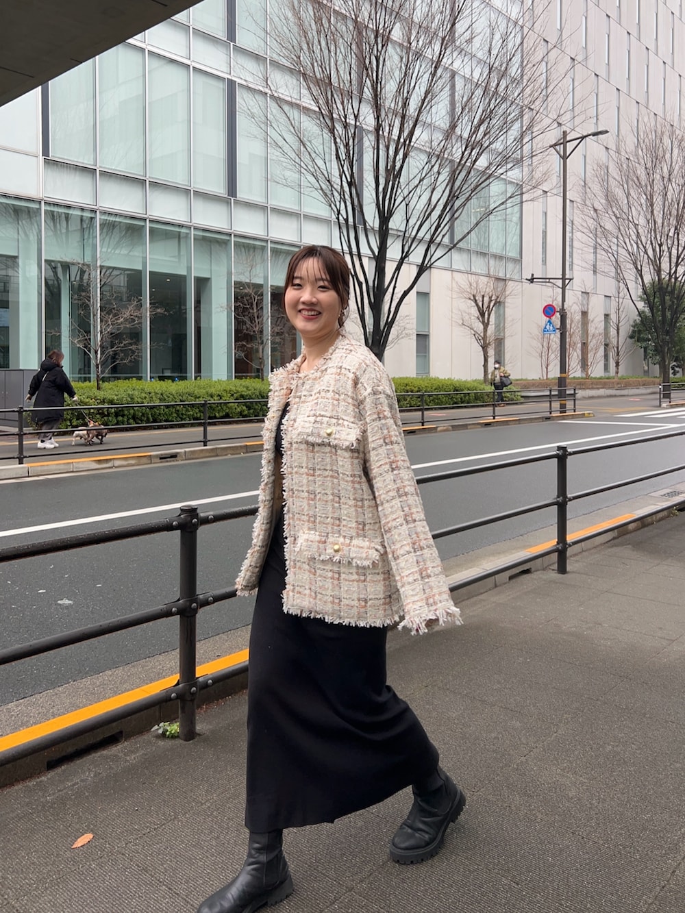 ホワイト系のその他アウター、ブラック系のワンピースを着用したレディースの冬コーディネートの6枚目の写真