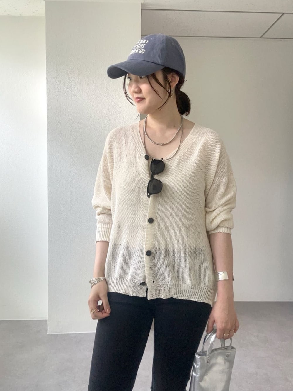 「サンダル、モノトーン、雨の日コーデ、やっぱり帽子が好き、お出かけコーデ、キャップ、厚底サンダル、ショートパンツ、デニム、サングラス、初夏コーデ、着回しコーデ、ヘルシーコーデ、韓国っぽ、リラックススタイル」|「SHENERYの《軽い着心地》《程よいシアー感》ぺーパーヤーンニットカーディガン(カーディガン/ボレロ、ホワイト系)」を使った、KOMORI_166cmさん(レディース・166cm)の春コーディネートの2枚目の写真