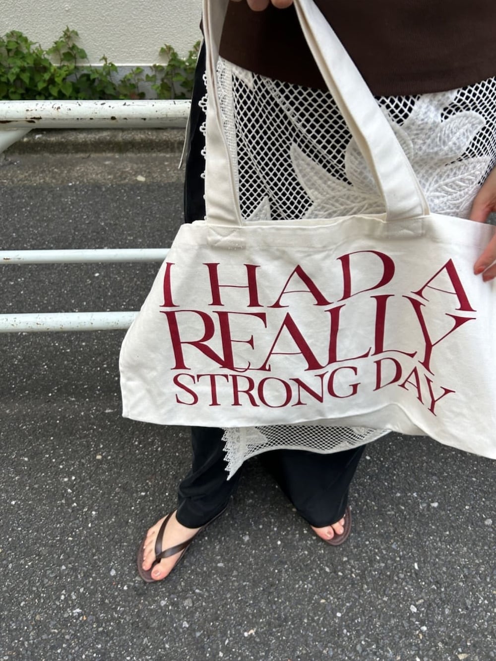 ブラウン系のTシャツ/カットソー、ホワイト系のトートバッグ、ブラック系のその他パンツを着用したレディースの夏コーディネートの4枚目の写真