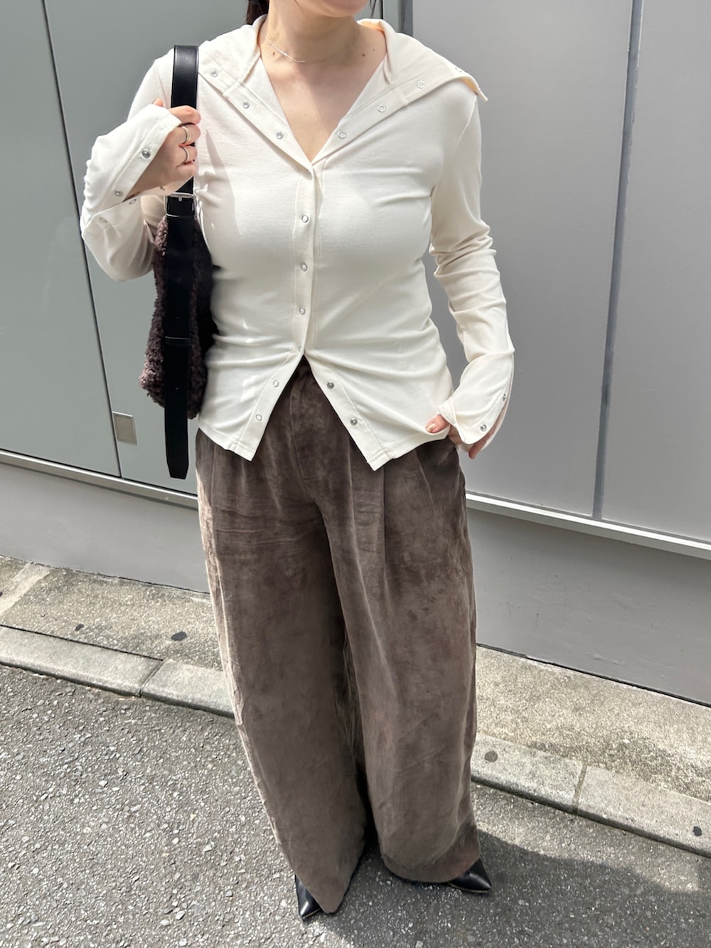 ホワイト系のTシャツ/カットソー、ブラウン系のショルダーバッグ、ブラウン系のその他パンツを着用したレディースの秋コーディネートの2枚目の写真