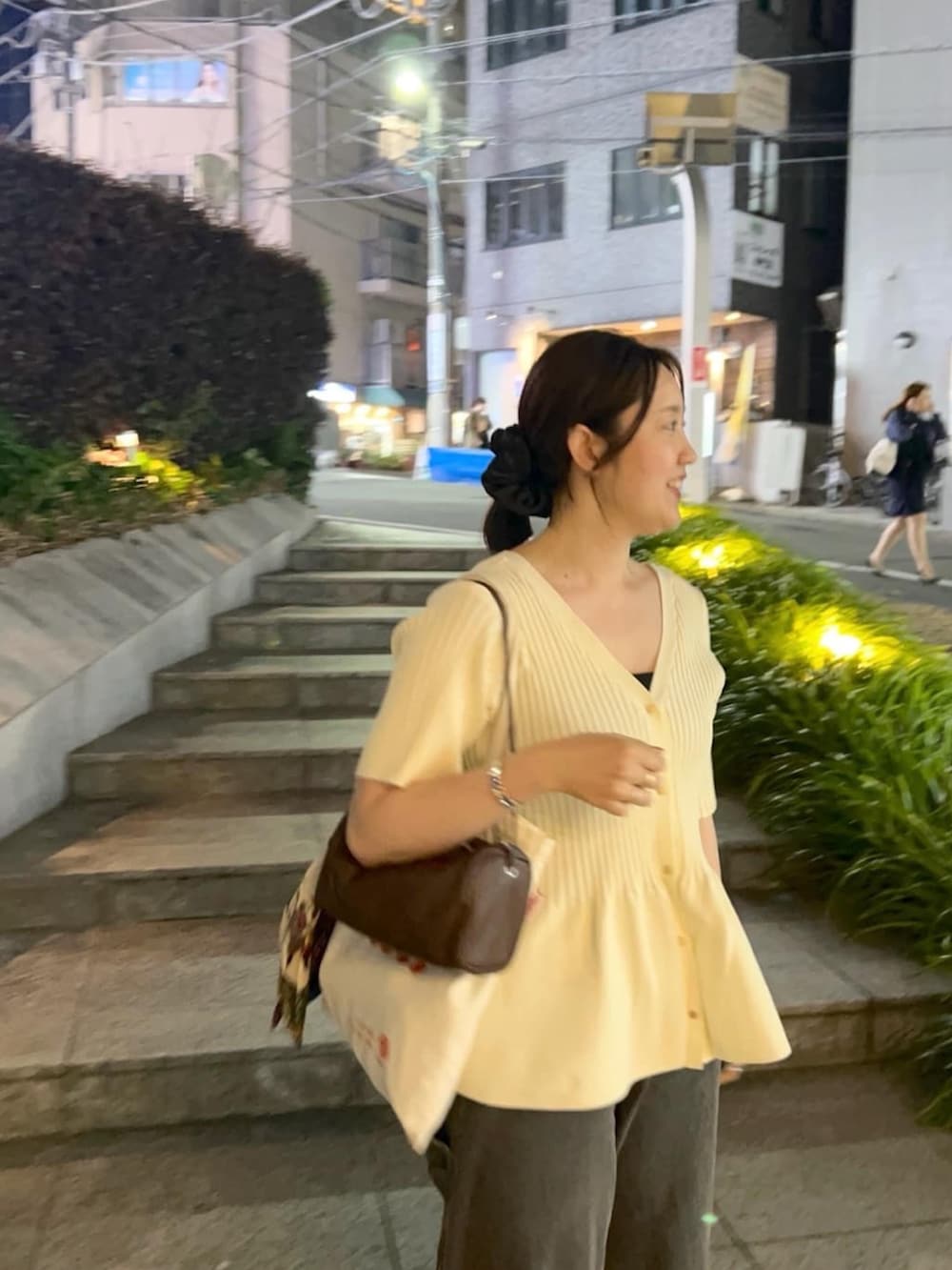 「モノトーン、サンダル、お出かけコーデ、デートコーデ、きれいめカジュアル、デニム、初夏コーデ、着回しコーデ、キレイめ、きれいめコーディネート、デート、ぺプラムトップス、ぺプラム、ぺプラムニット、いいね、save、フォローお願いします🤑」｜「SHENERYの《インフルエンサー＠komorin_コラボ》2WAYペプラムニット（ニット/セーター、ホワイト系）」を使った、KOMORI_166cmさん（レディース・166cm）の春コーディネートの2枚目の写真