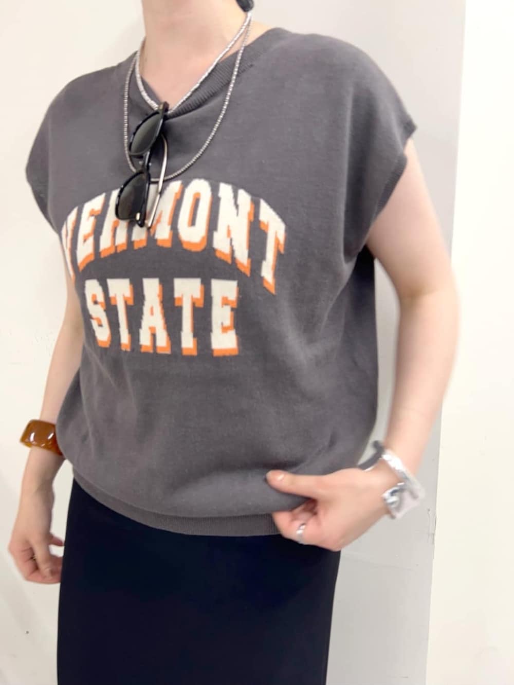 「モノトーン、スポーツミックス、サンダル、お出かけコーデ、きれいめカジュアル、初夏コーデ、オトナカワイイ、着回しコーデ、キレイめ、ベーシック、大人女子、タイトスカート、ロゴニット、フレンチスリーブ、モノトーンコーデ」｜「SHENERYの《リニューアル》ウォッシャブルロゴニット（ニット/セーター、グレー系）」を使った、KOMORI_166cmさん（レディース・166cm）の春コーディネートの3枚目の写真
