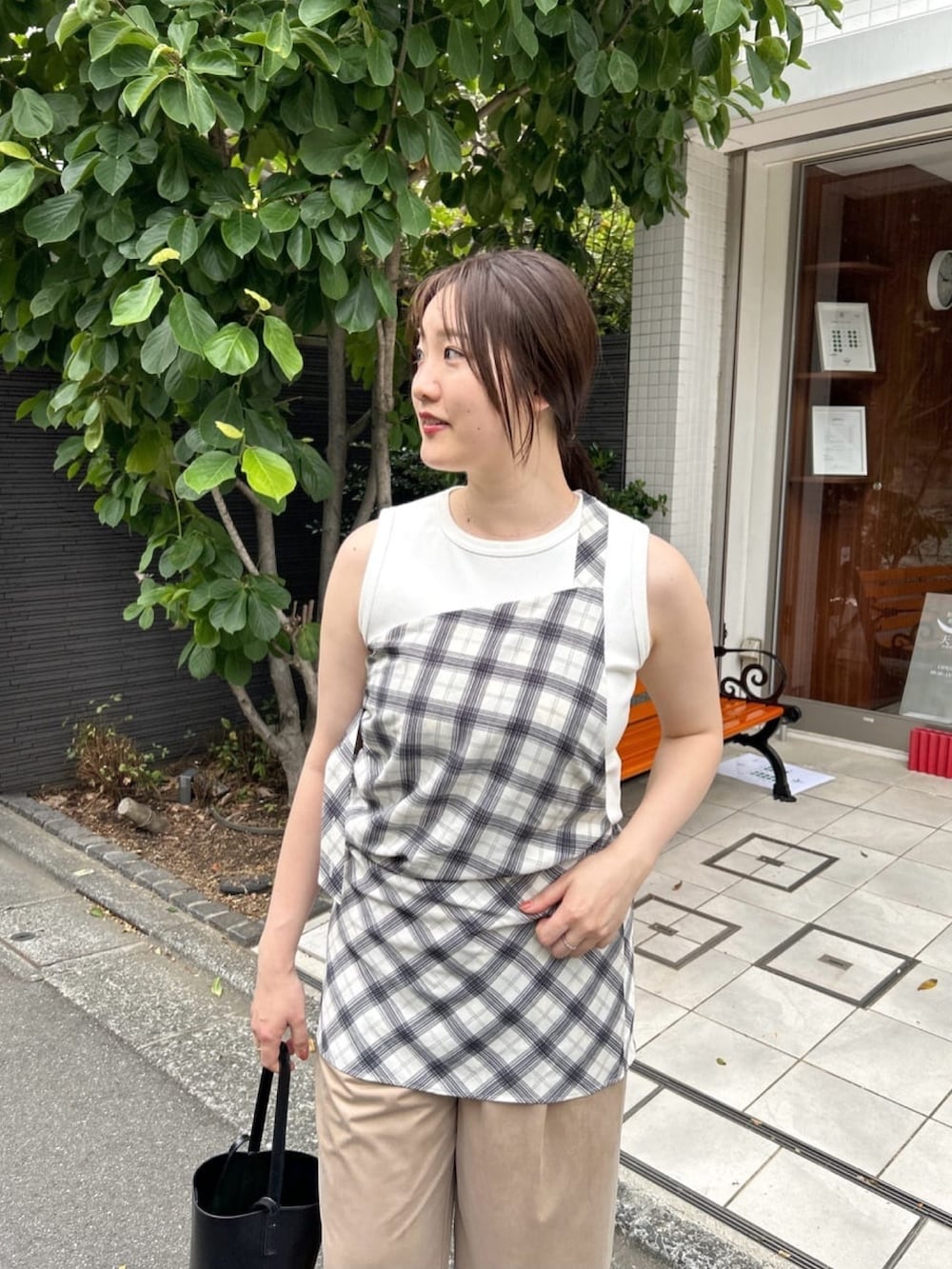 ホワイト系のシャツ/ブラウス、ホワイト系のTシャツ/カットソー、ベージュ系のその他パンツを着用したレディースの夏コーディネートの2枚目の写真