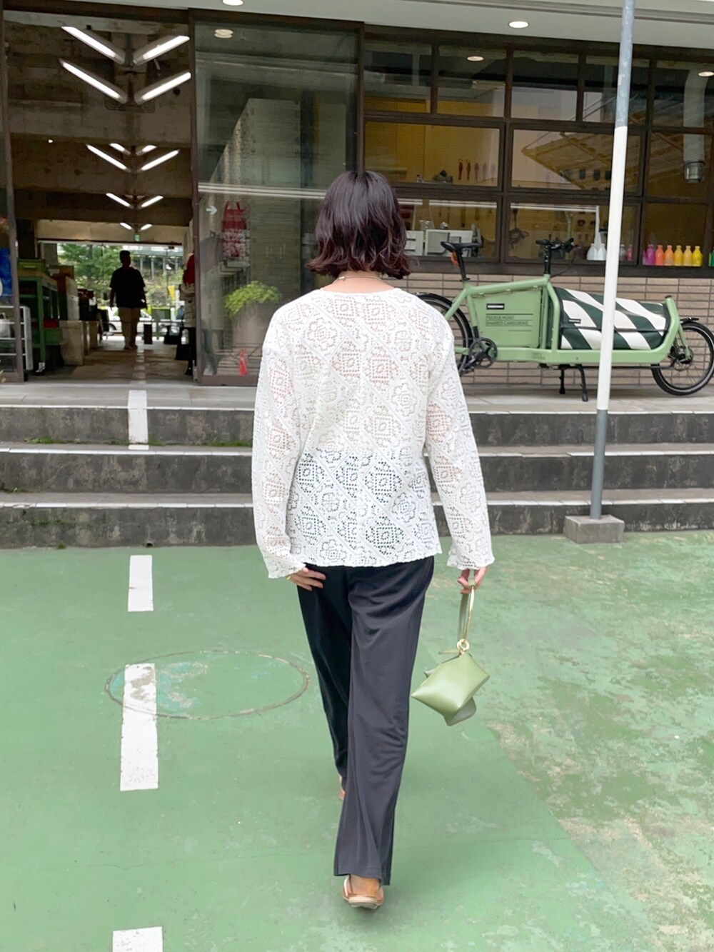 ブラック系のその他パンツ、ホワイト系のシャツ/ブラウス、シルバー系のサンダルを着用したレディースの春コーディネートの3枚目の写真