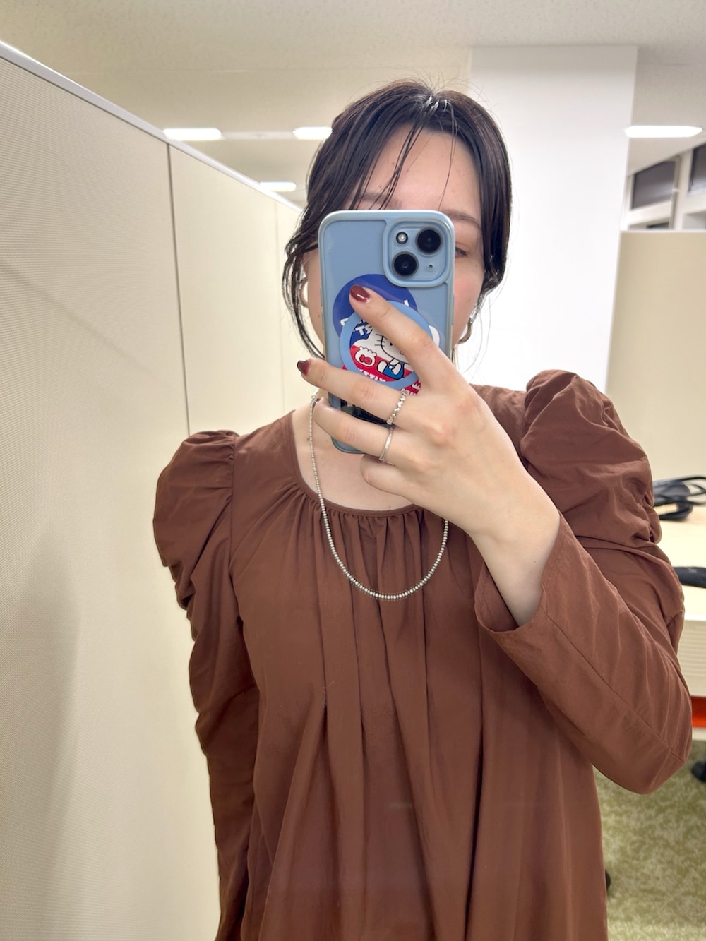 「おでかけコーデ、春服、ワンピース、春コーデ、ティアード、ティアードワンピース、ブラウン、ワンピーススタイル、ワンピースコーデ、SHENERY、高身長コーデ、ブルべ夏、大人かわいい、大人カジュアル、オトナカジュアル」｜「SHENERYのギャザーショルダーマキシドレス（ワンピース、ブラウン系）」を使った、KOMORI_166cmさん（レディース・166cm）の冬コーディネートの3枚目の写真