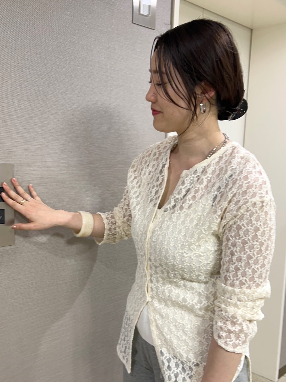 「春めき満開コーデ、春色、韓国ファッション、休日スタイル、デートコーデ、カーディガン、お出かけコーデ、シアートップス、大人カジュアル、ビスチェ、スポーツミックス、ラクチンコーデ、パンツスタイル、着回しコーデ、大人ファッション」｜「SHENERYの《1着で完成！主役級トップス》《セットアイテム》カットレースレイヤードブラウス（シャツ/ブラウス、ホワイト系）」を使った、KOMORI_166cmさん（レディース・166cm）の春コーディネートの2枚目の写真