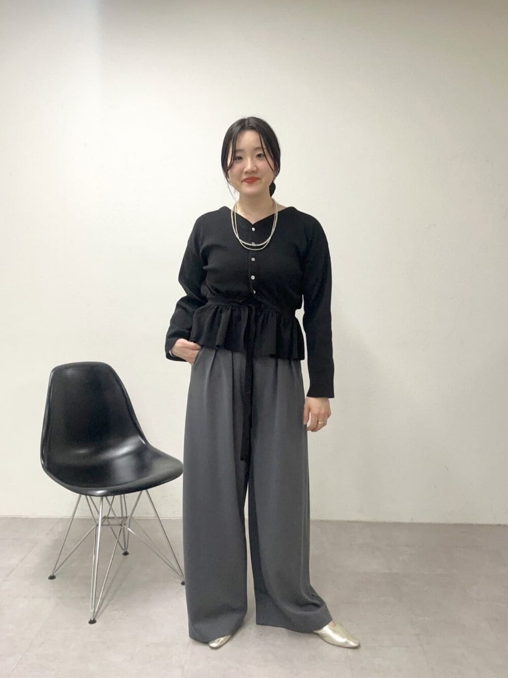 「カジュアルスタイル、休日スタイル、おでかけコーデ、オトナ女子、オトナカジュアル、通勤コーデ、ワイドパンツ、ぺプラムトップス、ぺプラム、骨格ストレート、着痩せ・細見え、女子会コーデ、キレイめカジュアル、いいね、save、フォローお願いします🤑、春ニット」｜「SHENERYの《3way仕様》《ウエスト細見え効果》3WAYペプラムニット（ニット/セーター、ブラック系）」を使った、KOMORI_166cmさん（レディース・166cm）の春コーディネートの2枚目の写真