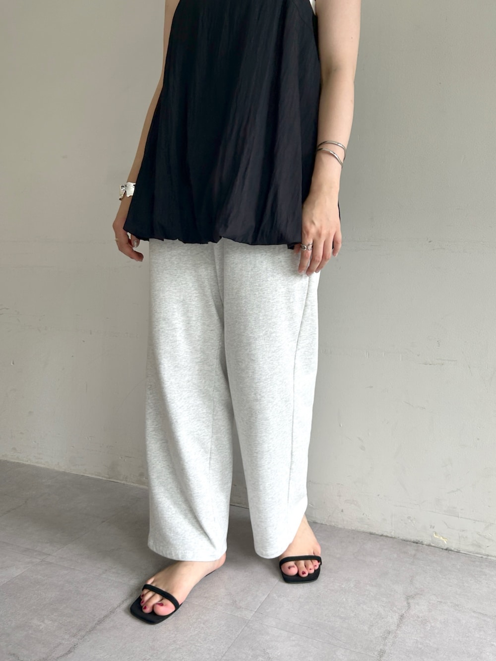 「スポーツミックス、ノースリーブ、白Tシャツ、夏ルックで気分アップ、テーマパークコーデ、シンプルコーデ、夏コーデ、韓国ファッション、サンダル、お出かけコーデ、レイヤードスタイル、モノトーン、夏服コーデ、チュニック、モノトーンコーデ」｜「SHENERYのバルーンチュニックキャミ（シャツ/ブラウス、ブラック系）」を使った、KOMORI_166cmさん（レディース・166cm）の夏コーディネートの7枚目の写真