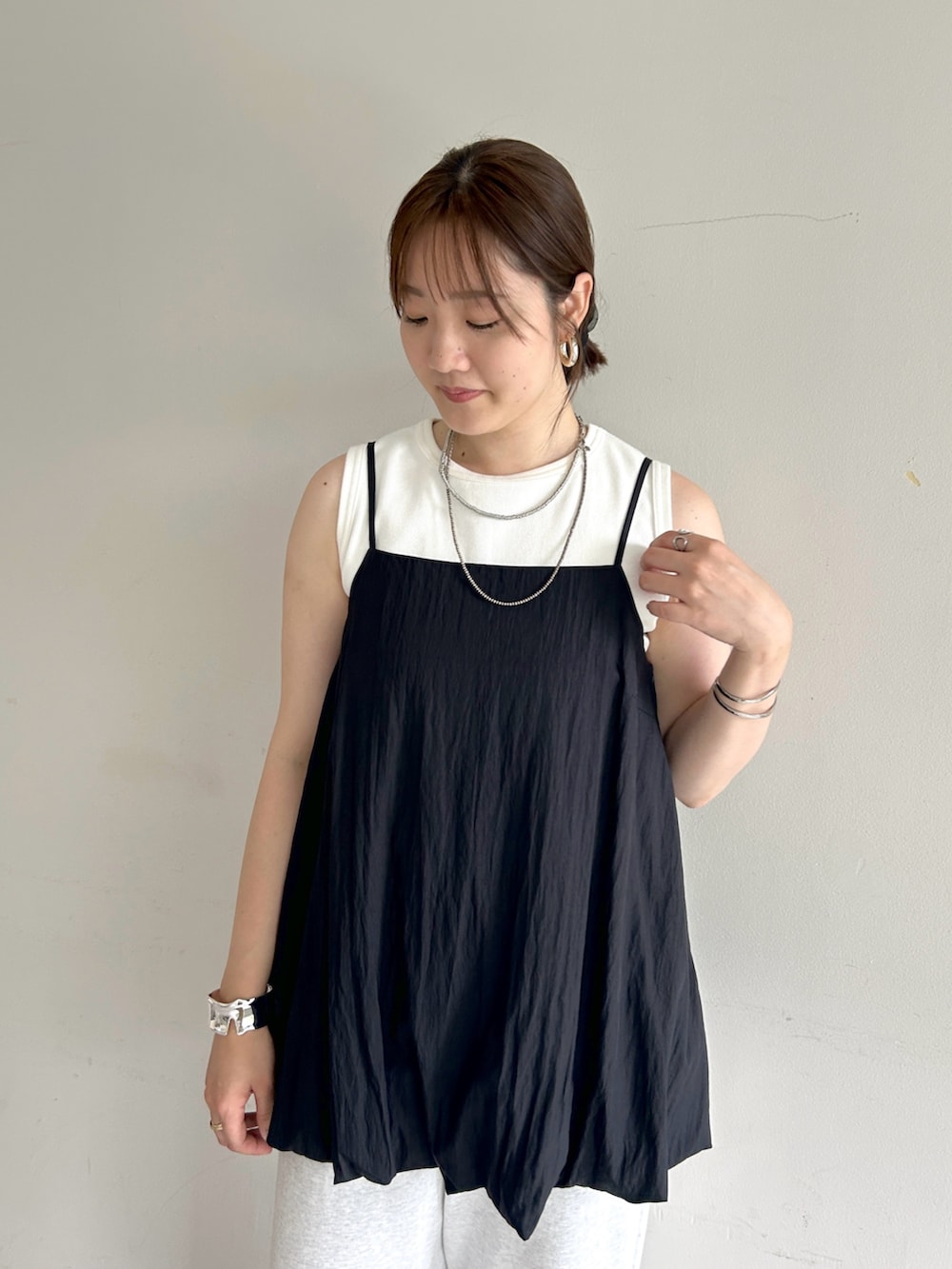 「スポーツミックス、ノースリーブ、白Tシャツ、夏ルックで気分アップ、テーマパークコーデ、シンプルコーデ、夏コーデ、韓国ファッション、サンダル、お出かけコーデ、レイヤードスタイル、モノトーン、夏服コーデ、チュニック、モノトーンコーデ」｜「SHENERYのバルーンチュニックキャミ（シャツ/ブラウス、ブラック系）」を使った、KOMORI_166cmさん（レディース・166cm）の夏コーディネートの5枚目の写真