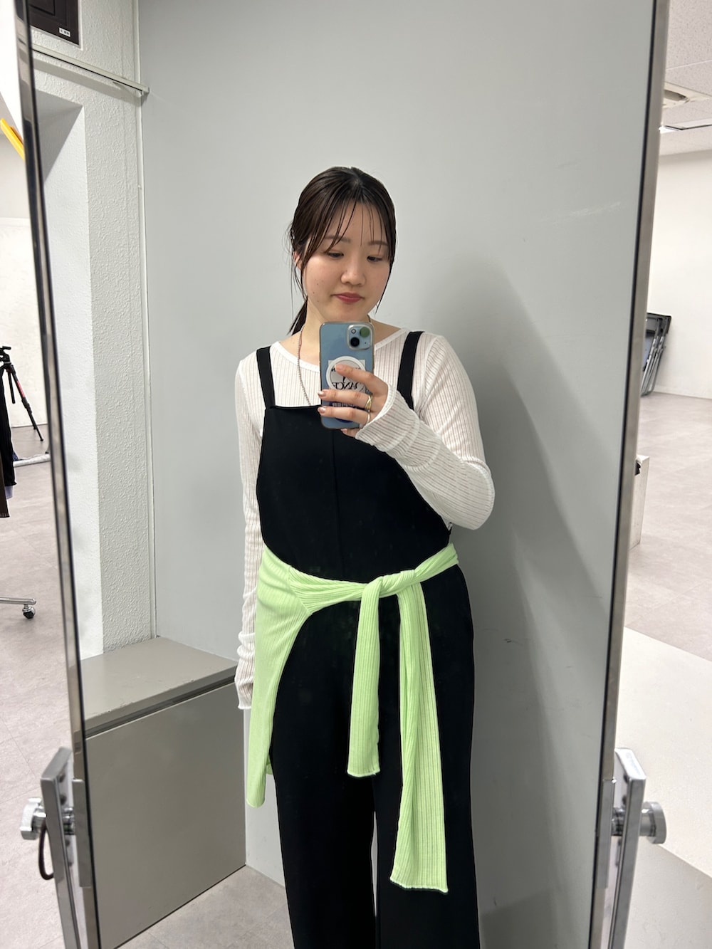 ブラック系のサロペット/オーバーオール、グリーン系のTシャツ/カットソー、グレー系のTシャツ/カットソーを着用したレディースの春コーディネートの2枚目の写真