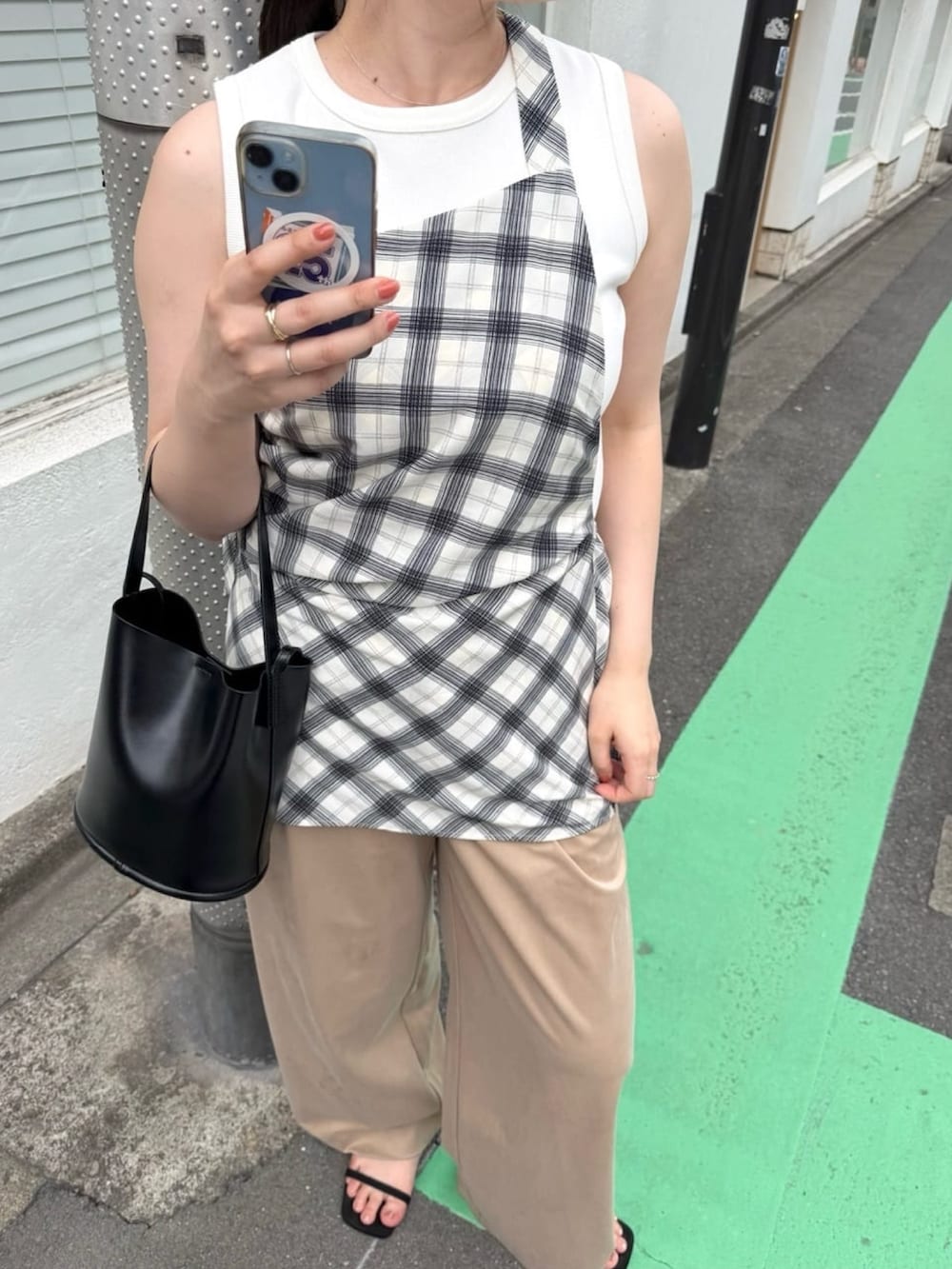 ホワイト系のシャツ/ブラウス、ホワイト系のTシャツ/カットソー、ベージュ系のその他パンツを着用したレディースの夏コーディネートの3枚目の写真