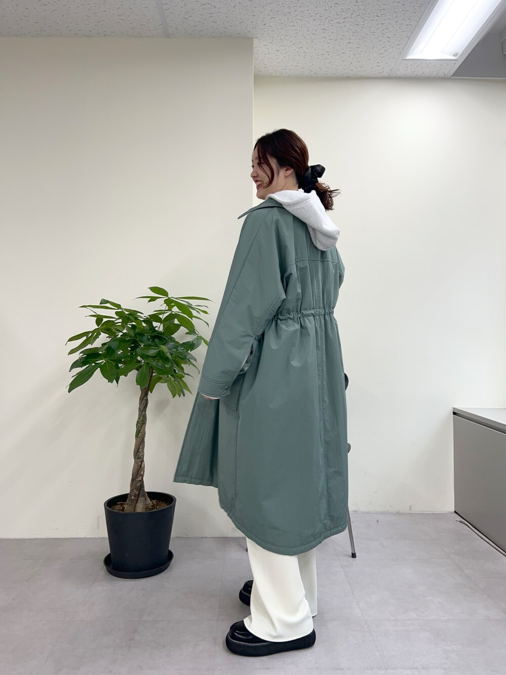 「ロングコート、スウェット、冬コーデ、お出かけコーデ、パーカー、冬アウター、韓国ファッション、骨格ストレート、中綿ジャケット、フーディー、ワイドパンツ、ローファー、厚底シューズ、グリーン、アウター」｜「SHENERYの中綿ロングコート（その他アウター、グリーン系）」を使った、KOMORI_166cmさん（レディース・166cm）の秋コーディネートの3枚目の写真