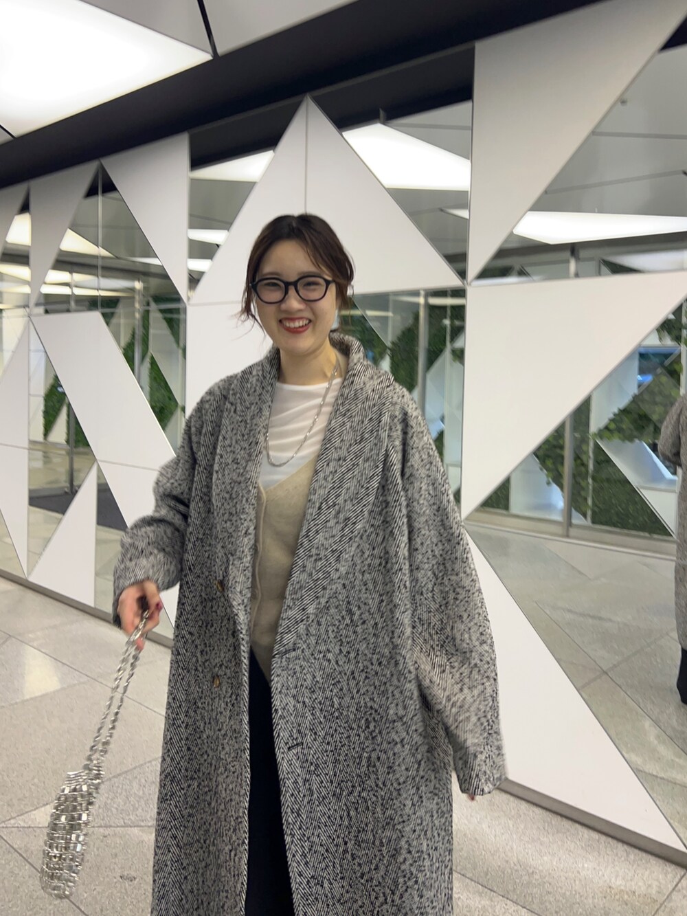 「レイヤードスタイル、お出かけコーデ、秋コーデ、モノトーン、休日スタイル、メガネ女子、コート、ロングコート、ローファー、ワイドパンツ、カシミヤ、カーディガン、冬コーデ、クリスマスコーデ、秋冬コーデ」|「SHENERYのヘリンボンロングコート(その他アウター、ブラック系)」を使った、KOMORI_166cmさん(レディース・166cm)の秋コーディネートの2枚目の写真