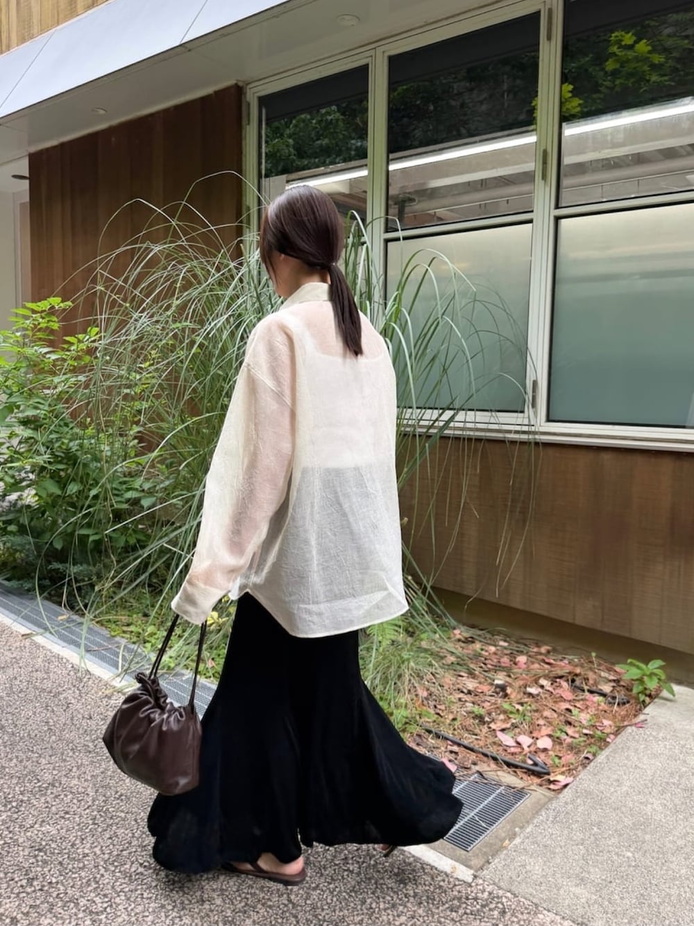 ホワイト系のシャツ/ブラウス、ブラック系のスカート、ブラック系のショルダーバッグを着用したレディースの夏コーディネートの4枚目の写真