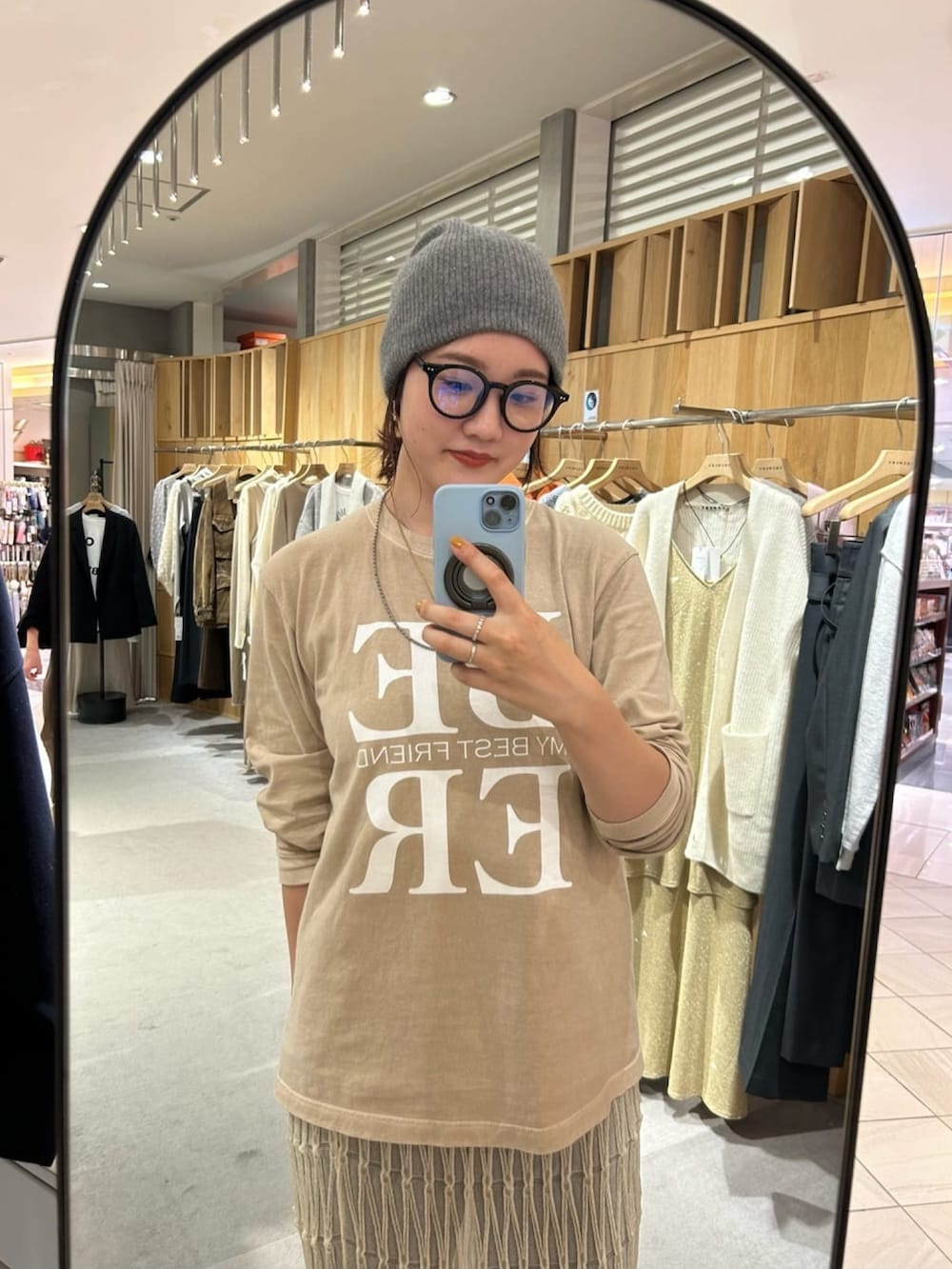 ベージュ系のTシャツ/カットソー、ベージュ系のスカート、ブラック系のその他パンツを着用したレディースの秋コーディネートの2枚目の写真